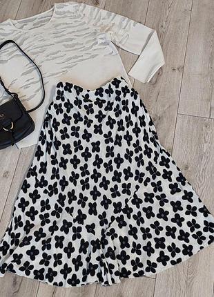 Белая юбка миди на резинки а-силуэта в чёрный цветочный принт marks spenser (12-14 размер)