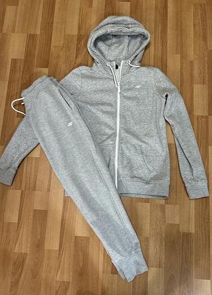 Спортивный костюм бренда 4f
