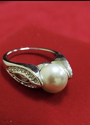 Серебристая кольца с жемчужиной и фианитами.