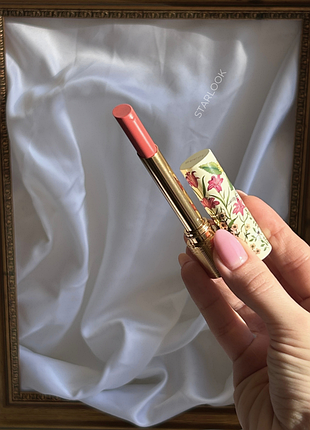 Помада-блиск gucci glow & care shine lipstick rouge de beauté brillant 208 they met in argentina8 фото