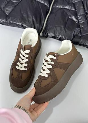 Топовая модель кроссовок
материал-эко кожа
цвет-коричневый
р36-41