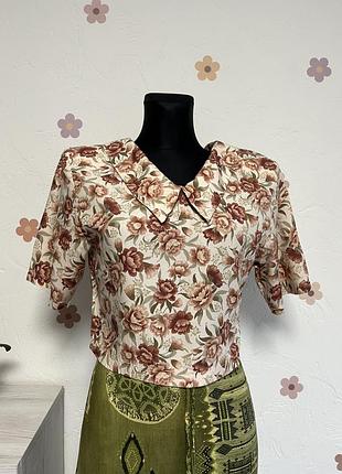 Укорочена сорочка з комірцем і гудзиками ззаду