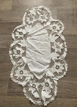 Салфетка белая овальная ажурная с вышивкой ришелье