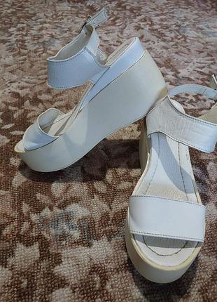Кожаные босоножки на платформе