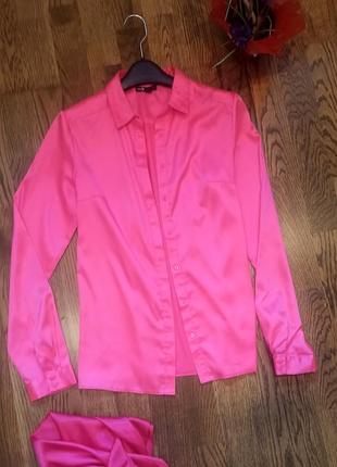 Яскраво рожева сорочка