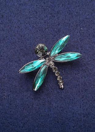 Брошь бабка с зелеными кристаллами, серебристый металл 26х32мм
