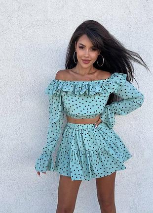 Костюм в горох з топом з відкритими плечима з рюшами з довгими рукавами ліхтариками з спідницею-шортами