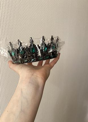 Черная металлическая корона с зелеными камнями