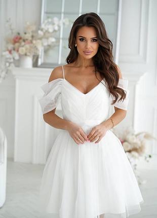 Короткое коктейльное платье с открытыми плечами с драпировкой из сетки и фатиновым подъюбником