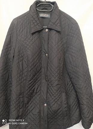 Легка стьобана куртка на змійці та кнопках, з утепленням, має кишені.