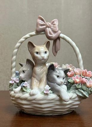 Фарфоровая статуэтка lladro «мурлыканье».