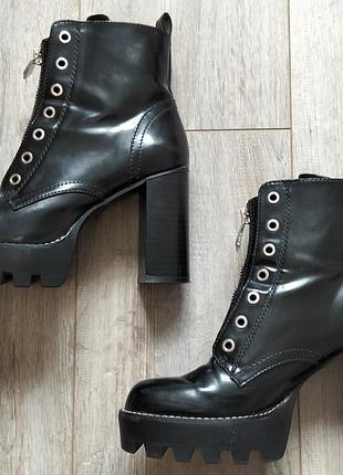 Глянцевые ботинки на тракторной подошве zara