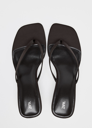 Изящные сатиновые шоколадные босоножки kitten-heel3 фото