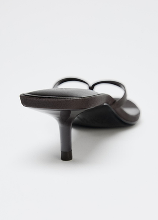 Изящные сатиновые шоколадные босоножки kitten-heel2 фото