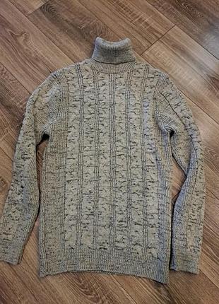 Телый свитер в идеальном состоянии.