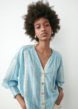 Блуза голубая с вышивкой zara