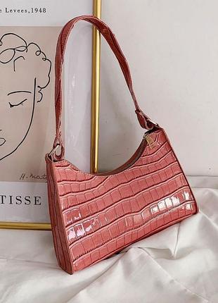 Ніжно рожева трендова шкіряна сумка багет з крокодилячим принтом
