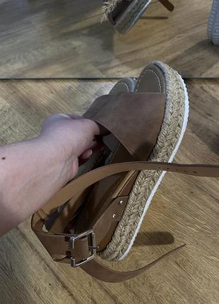 Босоніжки на платформі