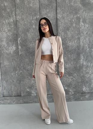 Базовый костюм с трендовым укороченным бомбером и свободными брюками