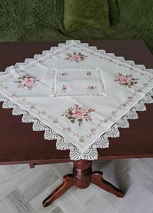 Вишита прямокутна скатертина на  святковий стіл із трояндами 900*900