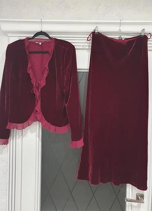 Красивий святковий костюм