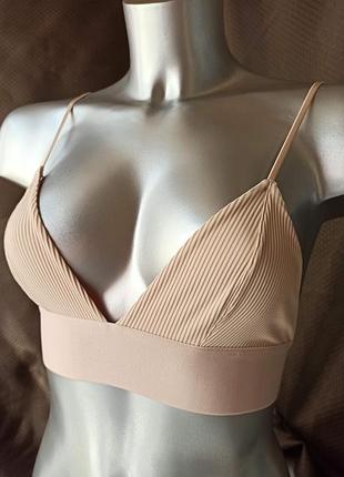 Купальный топ в рубчик на широкой резинке.