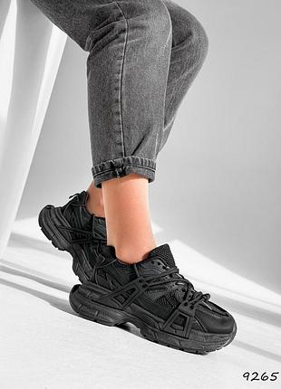 Чорні кросівки із дутою підошвою