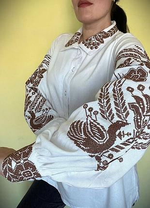 Молочная изысканная женская вышиванка лен, традиционный стиль и современная элегантность – вышитый воротник.