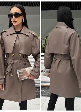 Коричневий тренч оверсайз укороченого крою з гудзиками та поясом