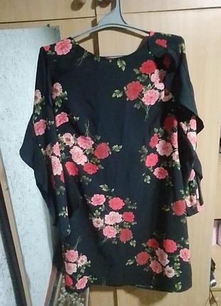 Платье з воланами на рукавах