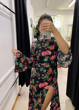 Легкое цветочное асимметричное платье миди с разрезом и рукавами клеш na-kd