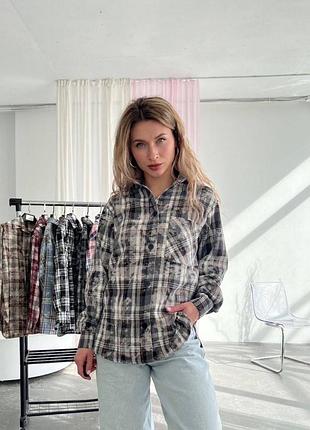 Жіноча сорочка в клітинку вільного крою оверсайз з ґудзиками та комірцем