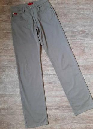 Брюки, штани на високого худорлявого пана