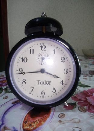 Годинник, будильник механічний.