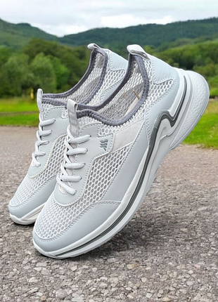 Мужские кроссовки сетка дышащие черные и серые легкие комфортные кроссовки мужественные летние черновые и серое