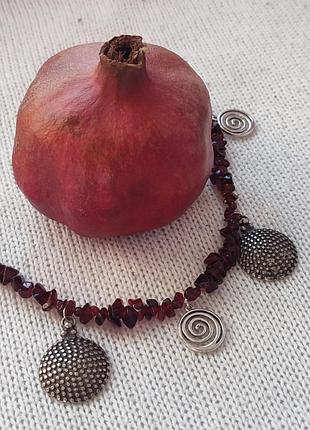Гранатовый чокер с подвесками