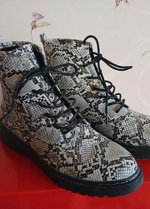 Высокие ботинки со змеиным принтом