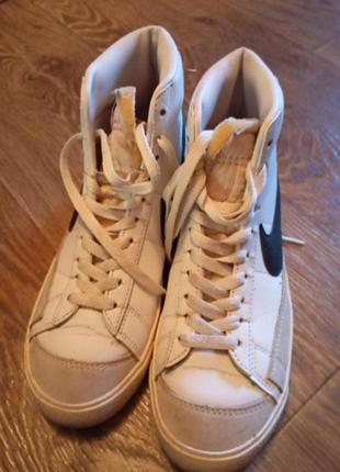 Високі кросівки