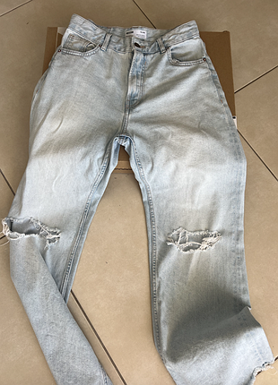 Голубые джинсы bershka с дырками