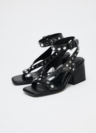 Кожаные босоножки на каблуке с заклепками zara