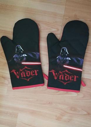 Рукавичка з логотипом.