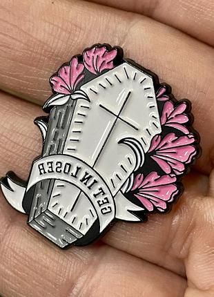 Металлический значок домовина 76 цветы