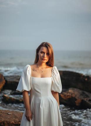 Белое платье с воланами