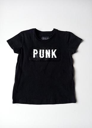 Футболка базовая черного цвета с надписью пайетки.