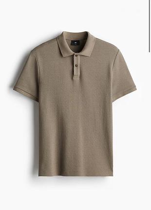 H&m футболка-поло из текстурной ткани, в коричневом цвете. slim fit.