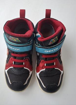 Кроссовки бренда "geox mario" мигающие.