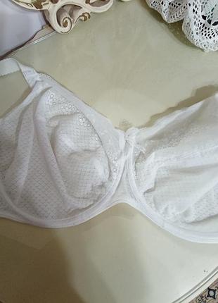 Красивый бюстгальтер большого размера. на косточках.материал нежный, кружевной.объем груди 95 см