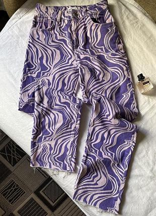 Фиолетовые джинсы прямого кроя в принт zara