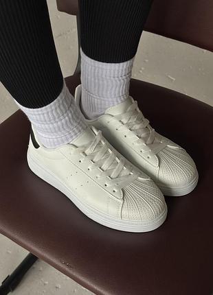 Базовые белые кеды