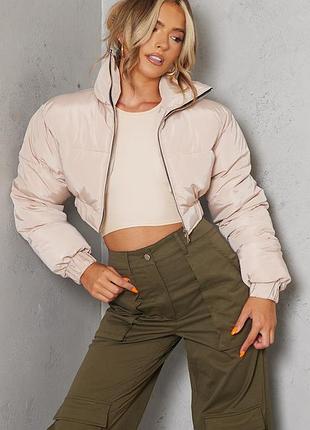Бежевая укороченная курточка prettylittlething